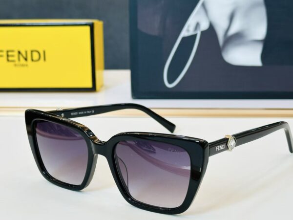 Fendi Square Gradient Sunglasses – Premium Oversized UV Protection Fashion Eyewear
