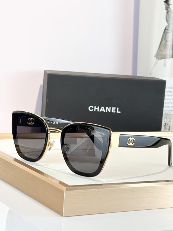 CHANEL Elegant Square Gradient Sunglasses