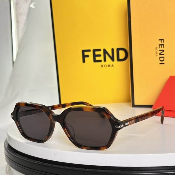 Fendi Statement Geometric Sunglasses