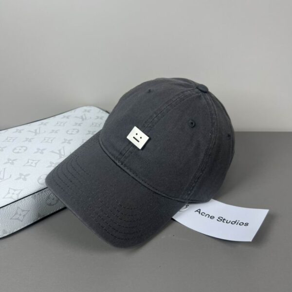 Luxury designer retro washed baseball cap for men and women, casual smiley face metal adjustable sports cap