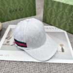 Luxury designer striped two tone baseball cap for men and women, fashionable outdoor travel sun hat