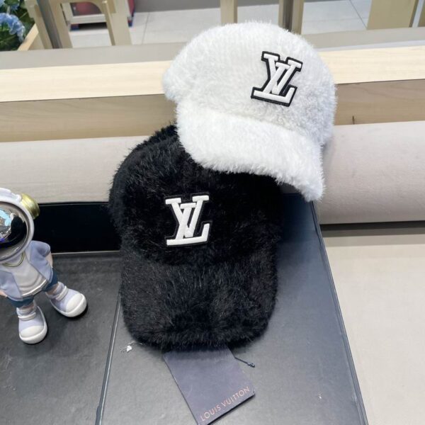 Luxury designer plush fashion trend baseball suitable for both men and women, comfortable casual hat