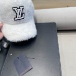 Luxury designer plush fashion trend baseball suitable for both men and women, comfortable casual hat