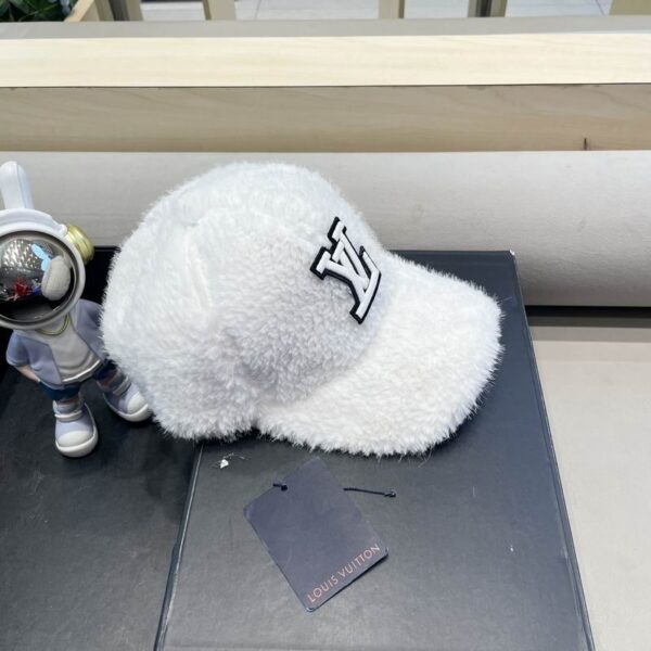 Luxury designer plush fashion trend baseball suitable for both men and women, comfortable casual hat