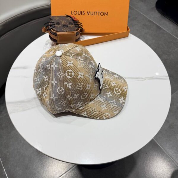 Luxury designer washed letter fashionable baseball cap, adjustable casual sports cap suitable for both men and women