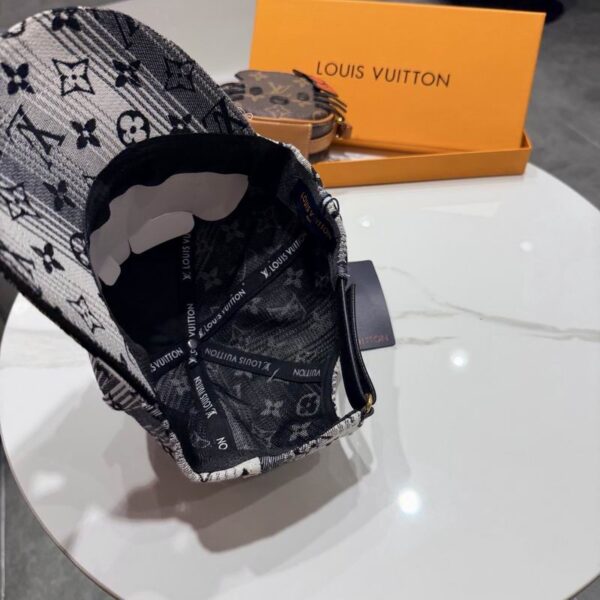 Luxury designer washed letter fashionable baseball cap, adjustable casual sports cap suitable for both men and women