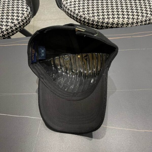 Luxury designer textured baseball cap for both men and women, casual and fashionable sun hat