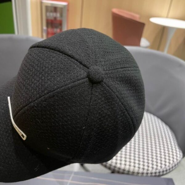Luxury designer textured baseball cap for both men and women, casual and fashionable sun hat