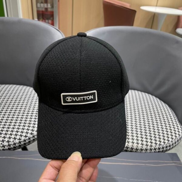 Luxury designer textured baseball cap for both men and women, casual and fashionable sun hat