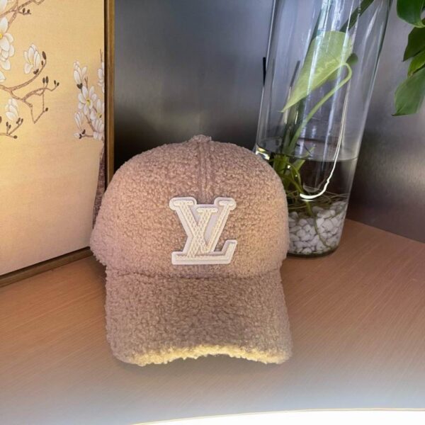 Luxury designer fashionable plush baseball cap suitable for men and women outdoor activity hat