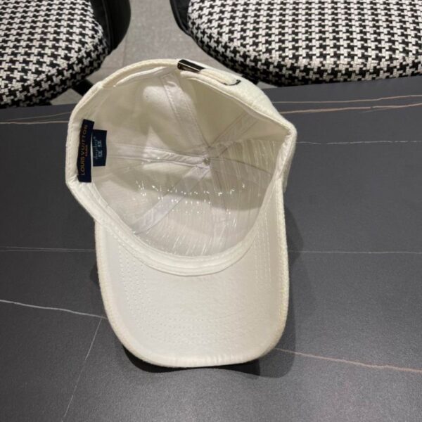 Luxury designer textured baseball cap for both men and women, casual and fashionable sun hat
