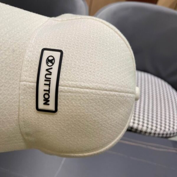 Luxury designer textured baseball cap for both men and women, casual and fashionable sun hat