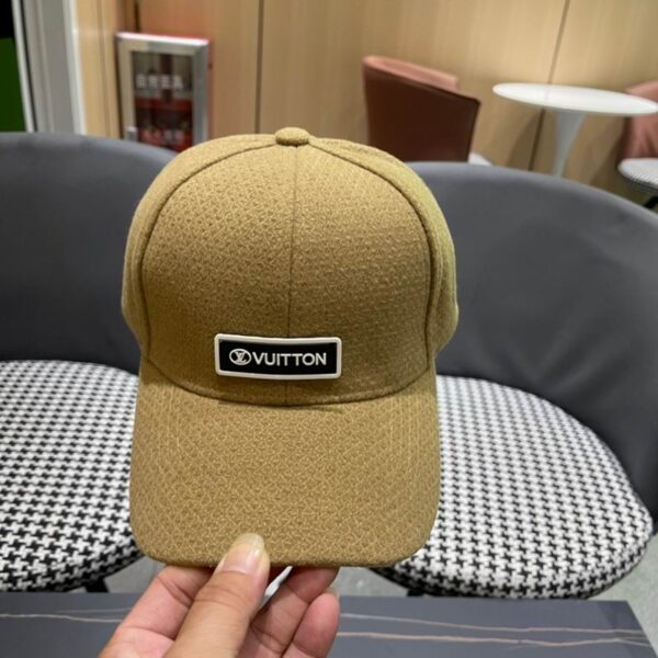 Luxury designer textured baseball cap for both men and women, casual and fashionable sun hat