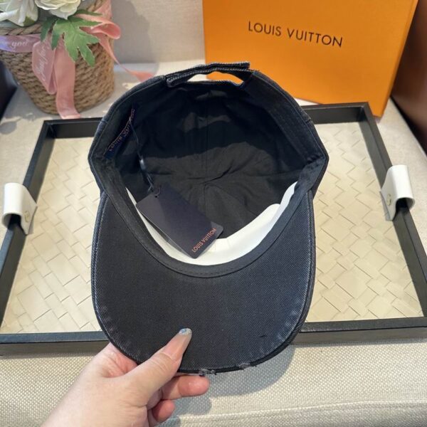  Luxury designer vintage worn-out washed denim baseball cap embroidered with torn edges casual hat for both men and women sun protection hat