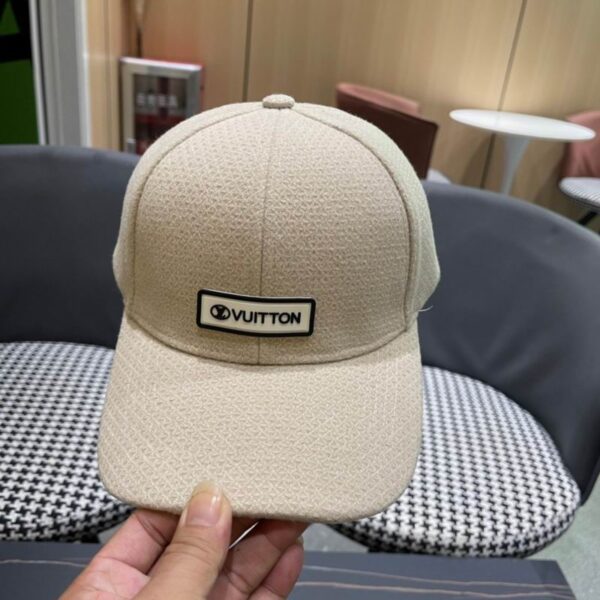 Luxury designer textured baseball cap for both men and women, casual and fashionable sun hat