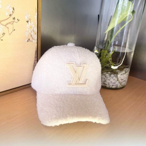 Luxury designer fashionable plush baseball cap suitable for men and women outdoor activity hat