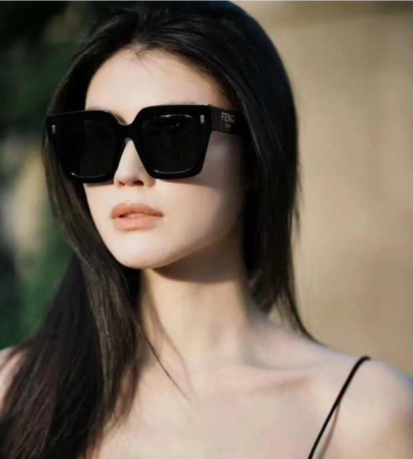 Fendi FE40101I Square Frame Sunglasses