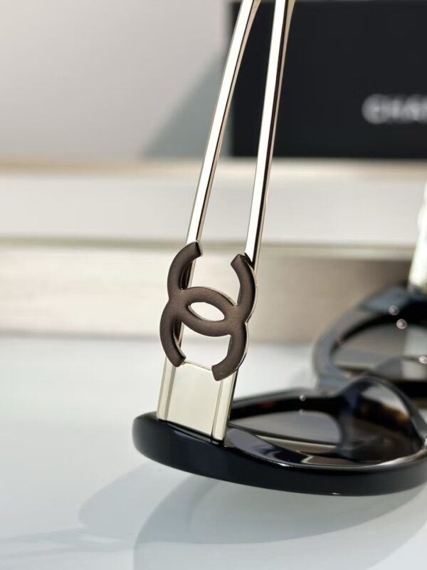 CHANEL Retro Oval Frame Sunglasses