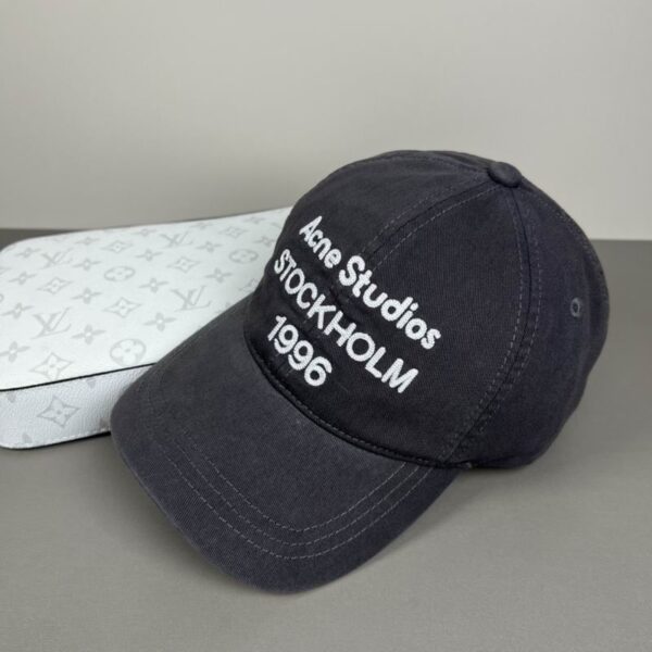 Luxury designer fashionable embroidered baseball cap for both men and women, multifunctional outdoor adjustable dad hat