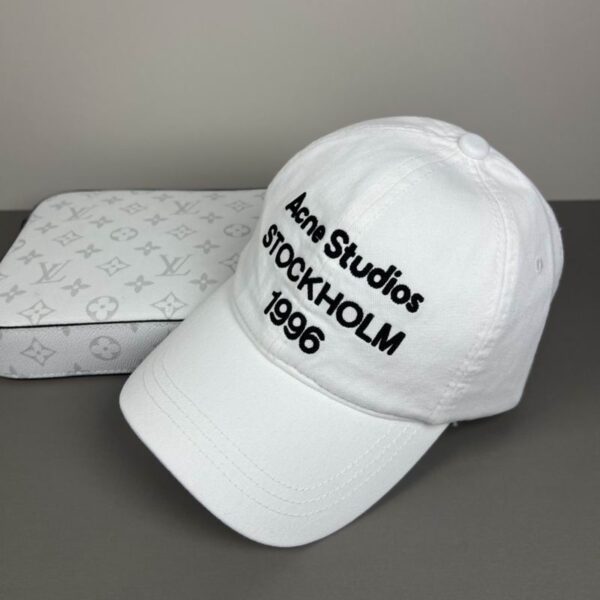 Luxury designer fashionable embroidered baseball cap for both men and women, multifunctional outdoor adjustable dad hat