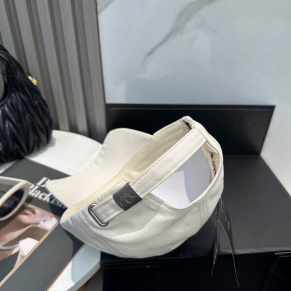 Luxury designer clover embroidered baseball cap, adjustable sport sun hat suitable for both men and women