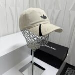 Luxury designer clover embroidered baseball cap, adjustable sport sun hat suitable for both men and women