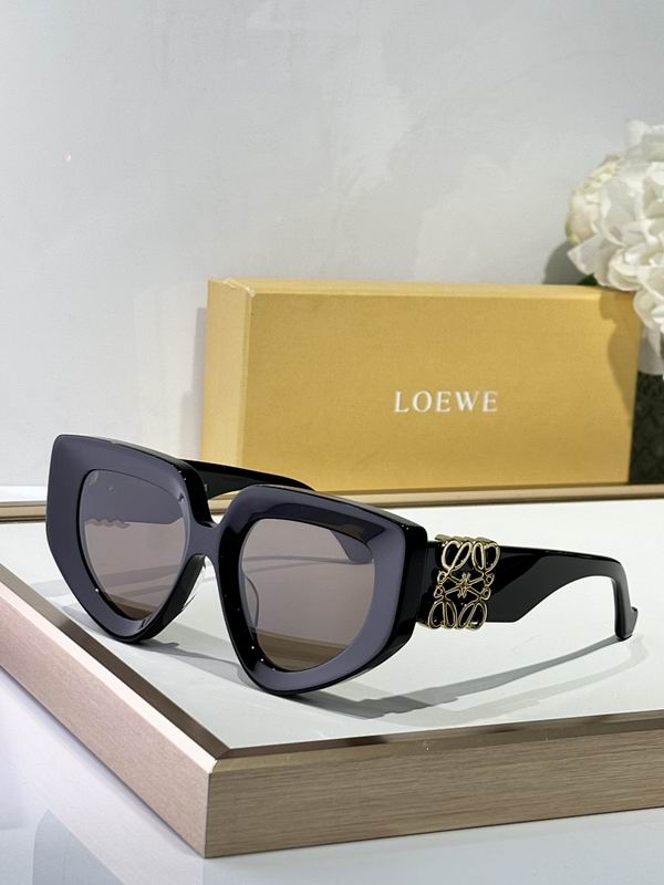 LOEWE Oversized Retro Cat-Eye Eyewear – Premium Acetate Frame with Gold Anagram