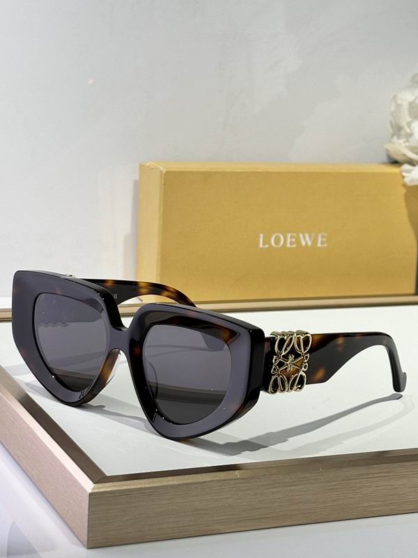 LOEWE Oversized Retro Cat-Eye Eyewear – Premium Acetate Frame with Gold Anagram